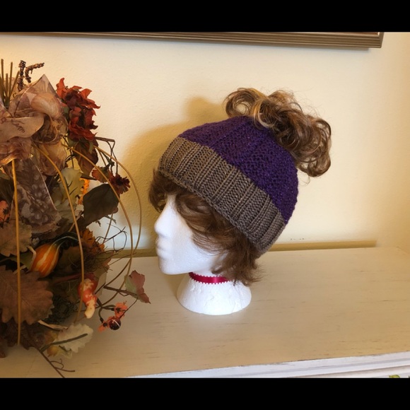 HAND MADE Knitted Messy Bun Ponytail Beanie Hat - Picture 1 of 2